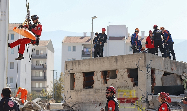 İzmir'de deprem tatbikatı