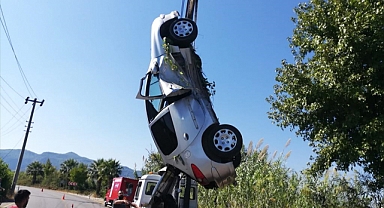 Kanala devrilen otomobildeki 2 kişi yaralandı