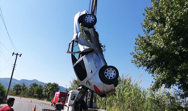 Kanala devrilen otomobildeki 2 kişi yaralandı