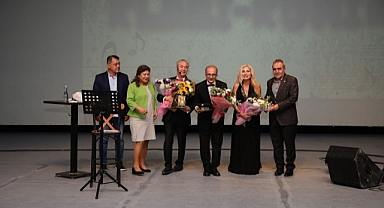 Klasi-Komik Bayraklı’da sahnelendi