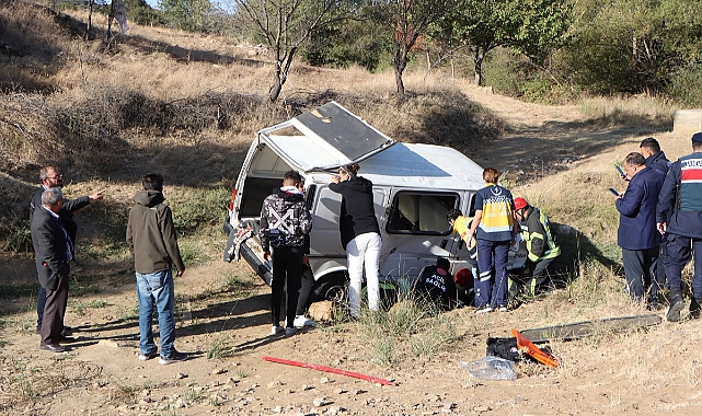 Kula'da devrilen minibüsün sürücüsü yaralandı