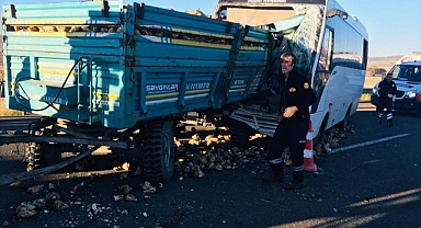 Kütahya'da işçi servisi ile traktörün çarpıştığı kazada 22 kişi yaralandı
