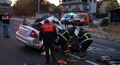 Otomobil ile kamyonun çarpıştığı kazada 2 kişi öldü, 2 kişi yaralandı