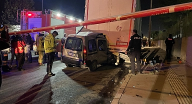 Park halindeki tıra arkadan çarpan hafif ticari araç sürücüsü öldü