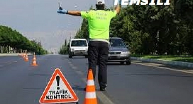 Seyir halinde araçla trafiği tehlikeye atan 2 sürücüye ceza