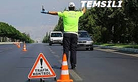 Seyir halinde araçla trafiği tehlikeye atan 2 sürücüye ceza