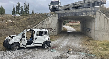 Tırın arkadan çarptığı araçtaki 1 kişi öldü, 1 kişi yaralandı