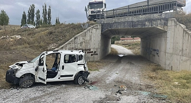 Tırın arkadan çarptığı araçtaki 1 kişi öldü, 1 kişi yaralandı
