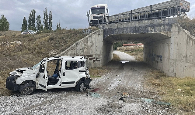 Tırın arkadan çarptığı araçtaki 1 kişi öldü, 1 kişi yaralandı