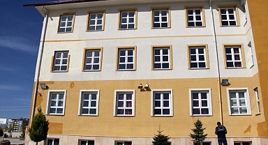 Uşak'ta tamir için çıktığı okulun çatısından düşen kişi öldü
