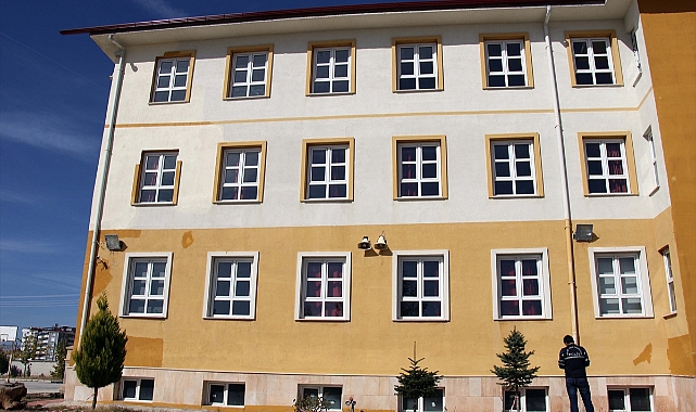 Uşak'ta tamir için çıktığı okulun çatısından düşen kişi öldü
