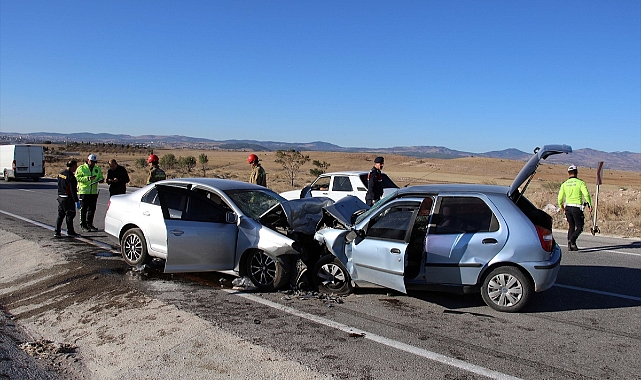 Uşak'ta trafik kazası 1 ölü 4 yaralı