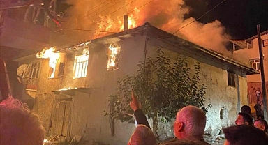 Yangında ahşap ev kullanılamaz hale geldi