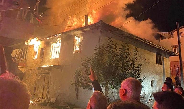 Yangında ahşap ev kullanılamaz hale geldi