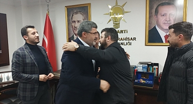 Afyonkarahisar'da AK Parti'ye katılanlara rozet takıldı