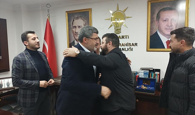 Afyonkarahisar'da AK Parti'ye katılanlara rozet takıldı