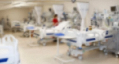 Cami merdiveninde düşen yaşlı kadın tedavi gördüğü hastanede hayatını kaybetti