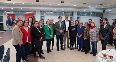 Deniz Yücel Seferihisar'da Cumhuriyet Halk Partili kadınlarla kahvaltıda buluştu.