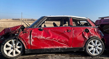 Devrilen otomobildeki 1 kişi öldü, 1 kişi yaralandı