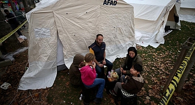 Düzce'de evlere giremeyen vatandaşlar geceyi çadırlarda geçirdi