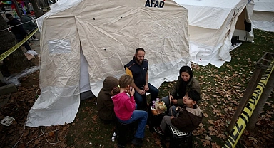 Düzce'de evlere giremeyen vatandaşlar geceyi çadırlarda geçirdi