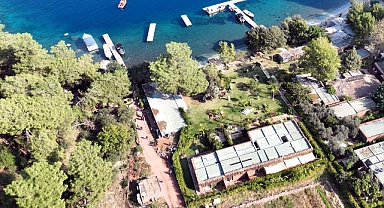 Fethiye'de koydaki kaçak yapılar yıkıldı