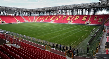 Gürsel Aksel Stadı'nda "Efsane Tur" başlıyor