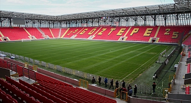 Gürsel Aksel Stadı'nda "Efsane Tur" başlıyor