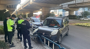 İzmir'de çekiciden düşen araçta hasar oluştu