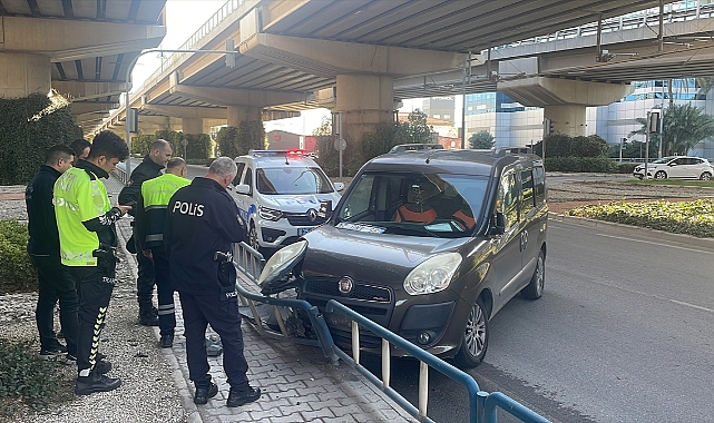 İzmir'de çekiciden düşen araçta hasar oluştu