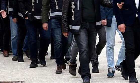 İzmir'de FETÖ'nün hücre evlerinde 18 şüpheli yakalandı