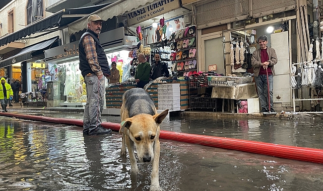 İzmir'de sağanak hayatı olumsuz etkiledi