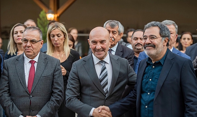 İzmir kitaba “dört” elle sarılıyor