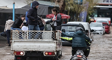 İzmir ve Manisa'da sağanak, taşkın ve su baskınlarına neden oldu