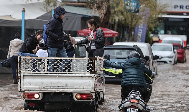 İzmir ve Manisa&#039;da sağanak, taşkın ve su baskınlarına neden oldu
