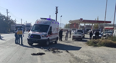Kamyonetle çarpışan bisikletli öldü