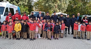 Kemalpaşa'da jandarma ekipleri çocuklarla buluştu
