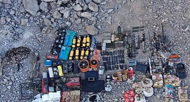 Mehmetçik teröristlerin sözde karargah mağarasına girdi
