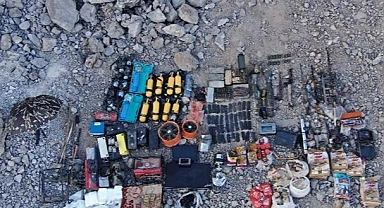Mehmetçik teröristlerin sözde karargah mağarasına girdi