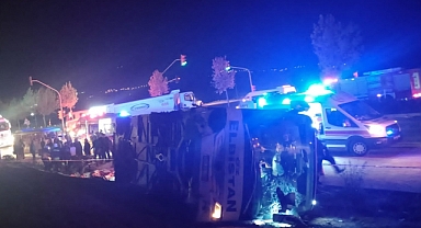 Otobüsle kamyonun çarpışması sonucu 12 kişi yaralandı