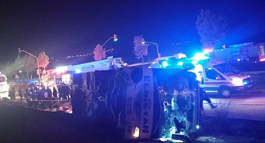 Otobüsle kamyonun çarpışması sonucu 12 kişi yaralandı