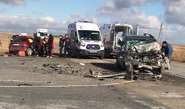 Polis memuru ve oğlu, trafik kazasında öldü