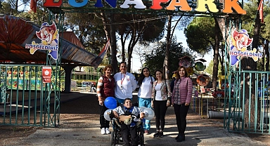 Sağlık ekibi engelli çocuğu lunapark ve hayvanat bahçesine götürdü