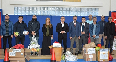 Soma'da okullara spor malzemeleri dağıtıldı