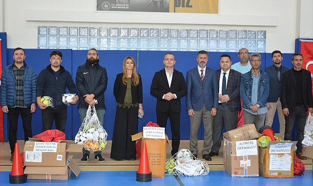 Soma'da okullara spor malzemeleri dağıtıldı