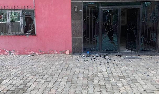Tartıştığı bina yöneticisinin odasına el yapımı patlayıcı attı
