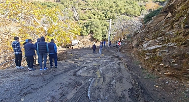 Toprak kayması sonucu kapanan köy yolunda çalışma yapıldı