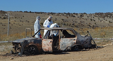 Yanmış otomobilin içinde 2 erkek cesedi bulundu