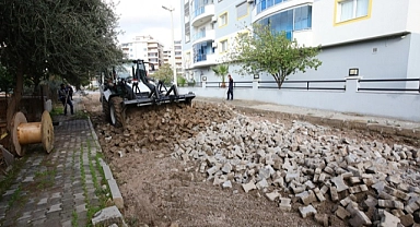 Bayraklı’nın sokakları kilit parke ile yenileniyor