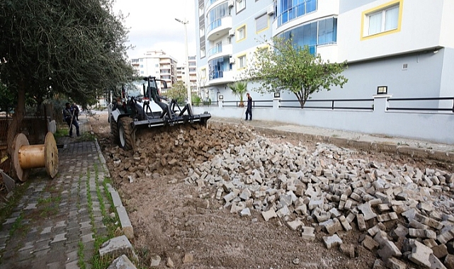 Bayraklı’nın sokakları kilit parke ile yenileniyor